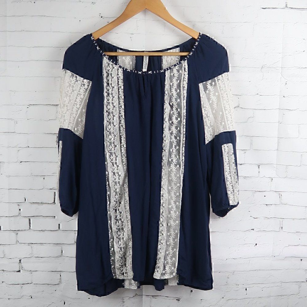 MONORENO BLUE WITH WHITE LACE INLAY DETAIL 1/2 SLEEVE ROUND NECK TOP SIZE LARGE